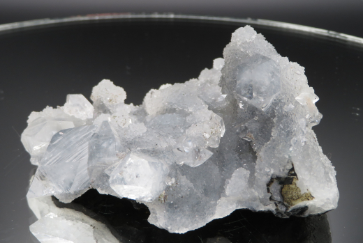 Glasklare Apophylit-Doppelender auf blaugrauem Chalcedon-Stalaktiten , Nashik /Indien
