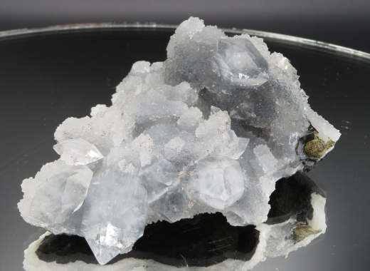 Glasklare Apophylit-Doppelender auf blaugrauem Chalcedon-Stalaktiten , Nashik /Indien