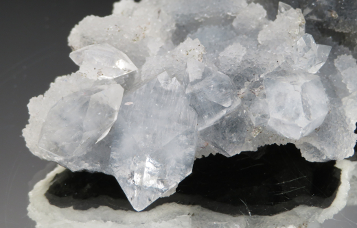 Glasklare Apophylit-Doppelender auf blaugrauem Chalcedon-Stalaktiten , Nashik /Indien