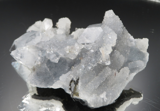 Glasklare Apophylit-Doppelender auf blaugrauem Chalcedon-Stalaktiten , Nashik /Indien