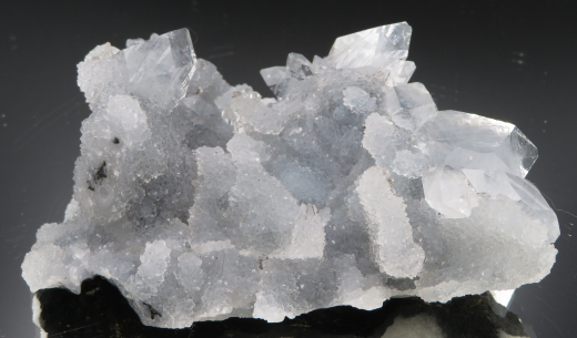 Glasklare Apophylit-Doppelender auf blaugrauem Chalcedon-Stalaktiten , Nashik /Indien