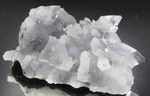 Glasklare Apophylit-Doppelender auf blaugrauem Chalcedon-Stalaktiten , Nashik /Indien