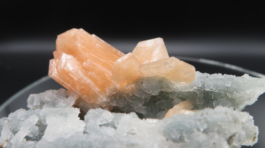 Oranger Stilbit auf graublauem Chalcedon-Stalaktiten , Indien, RRR!!!