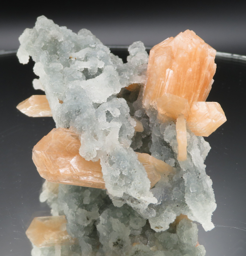 Oranger Stilbit auf graublauem Chalcedon-Stalaktiten , Indien, RRR!!!