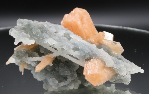 Oranger Stilbit auf graublauem Chalcedon-Stalaktiten , Indien, RRR!!!