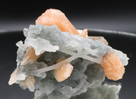 Oranger Stilbit auf graublauem Chalcedon-Stalaktiten , Indien, RRR!!!