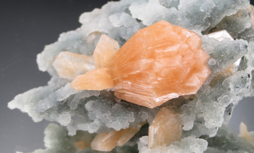 Oranger Stilbit auf graublauem Chalcedon-Stalaktiten , Indien, RRR!!!