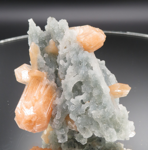 Oranger Stilbit auf graublauem Chalcedon-Stalaktiten , Indien, RRR!!!