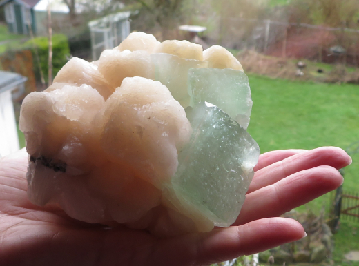 Mintgrüne Fluorapophyllit Würfel auf rosa Stilbit Bündeln. 645g, Jalgaon / Indien