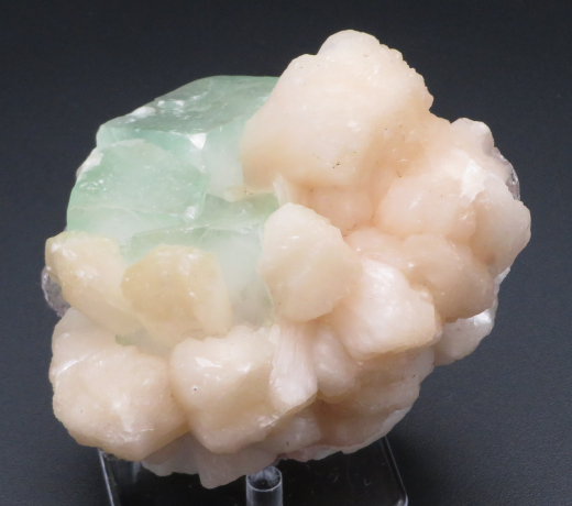 Mintgrüne Fluorapophyllit Würfel auf rosa Stilbit Bündeln. 645g, Jalgaon / Indien