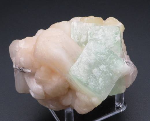 Mintgrüne Fluorapophyllit Würfel auf rosa Stilbit Bündeln. 645g, Jalgaon / Indien