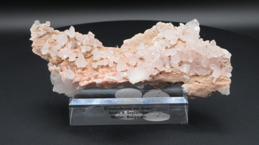 Rhodochrosit mit Quarz, 140 x 70 x 40 mm, Medan / Bulgarien