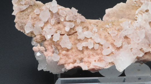 Rhodochrosit mit Quarz, 140 x 70 x 40 mm, Medan / Bulgarien
