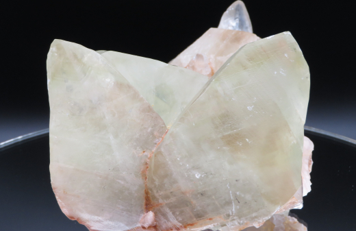 Großstufe floureszierender Dogtooth-Calcit 1548g, Qalat / Pakistan