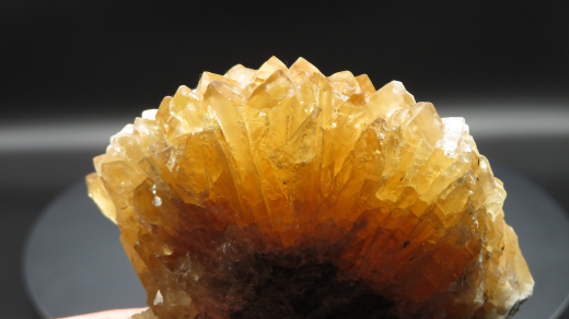 Goldgelber Honig-Calcit mit weißen Täfelchen 335g , Fujian / China, 1A Qualität!