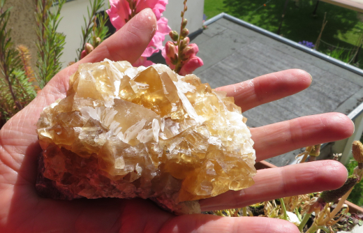 Goldgelber Honig-Calcit mit weißen Täfelchen 335g , Fujian / China, 1A Qualität!