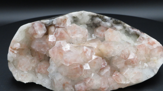 Roter Phantom-Apophyllit mit Chalcedon, Stilbit + Seladonit. 715g, Jalgaon / Indien