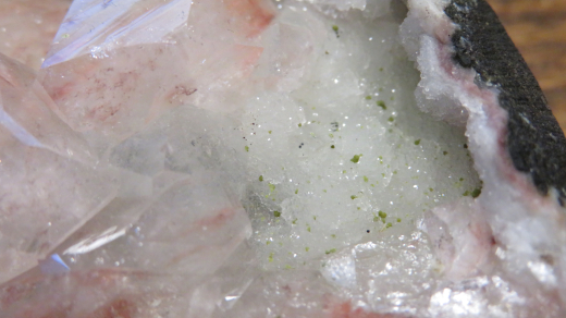 Roter Phantom-Apophyllit mit Chalcedon, Stilbit + Seladonit. 715g, Jalgaon / Indien