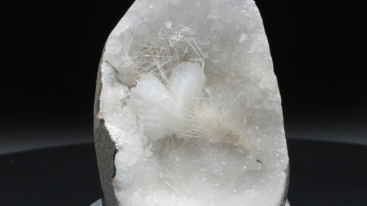Okenit + Stilbit auf Quarz in Kleindruse, 80x55x40 mm, Maharashtra / Indien