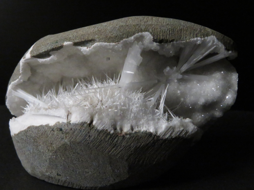Skolezit auf Quarz in Kleindruse, 80x60x50 mm, Maharashtra / Indien