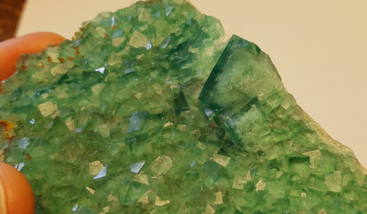 Fluorit, Mandrosenoro / Madagaskar 145 x 90 mm, fluoreszierend, 1A Qualität!