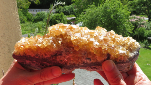 Goldgelber Honig-Calcit mit weißen Täfelchen 765g , Fujian / China, 1A Qualität!
