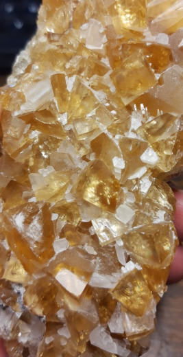 Goldgelber Honig-Calcit mit weißen Täfelchen 765g , Fujian / China, 1A Qualität!