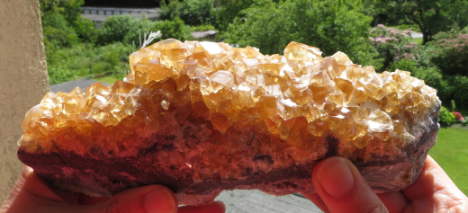 Goldgelber Honig-Calcit mit weißen Täfelchen 765g , Fujian / China, 1A Qualität!