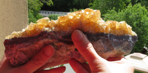 Goldgelber Honig-Calcit mit weißen Täfelchen 765g , Fujian / China, 1A Qualität!