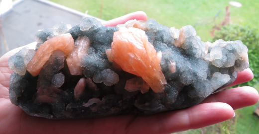 Oranger Stilbit auf blaugrünem Chalcedon, Nashik / Indien