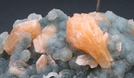 Oranger Stilbit auf blaugrünem Chalcedon, Nashik / Indien