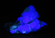 Fluorit auf weißem Quarz, fluoresziert blau, 85 x 50mm, Wushan / China
