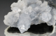 Glasklare Apophylit-Doppelender auf blaugrauem Chalcedon-Stalaktiten , Nashik /Indien