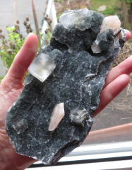 Apophylit in 3 Wuchsformen auf schwarzgrünem Chalcedon mit apricot-farbenen Stilbit-Kristallen, 436g , Nashik / Indien