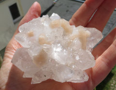 Glänzend klare Apophylit-Stufe mit Stilbit + Powellit!!! 208g, Jalgaon / Indien