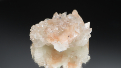 Oranger Stilbit auf glänzend klarem Apophylit 92g, Jalgaon / Indien