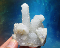 Quarz auf botryoidaler Chalcedon-Stalaktitenformation 229g, Chandwad / Indien