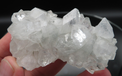 Glänzend klare Apophylit-Stufe mit Powellit! Jalgaon / Indien