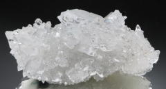 Glänzend klare Apophylit-Stufe mit Powellit! Jalgaon / Indien