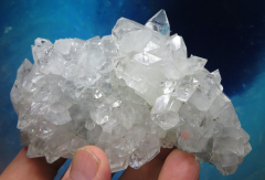 Glänzend klare Apophylit-Stufe mit Powellit! Jalgaon / Indien