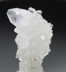 Glänzend klare Apophylit-Stufe auf Gipskristall mit Powellit!!! Jalgaon / Indien