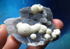 Fluorit-Kugeln elfenbeinfarben auf Chalcedon, 70 x 60mm, Puna / Indien