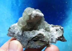 Fluorit auf weißem Quarz, fluoresziert blau, 85 x 50mm, Wushan / China