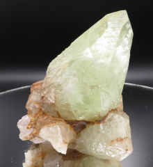 Riesiger Calcit-Kristall, lindgrün auf Fluorit, 705g, Pakistan