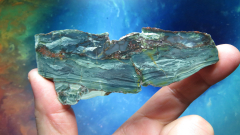 Gebänderter, grüner Jaspis mit Pyrit, Sumatra / Indonesien