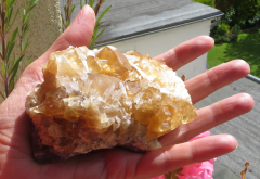 Goldgelber Honig-Calcit mit weißen Täfelchen 335g , Fujian / China, 1A Qualität!